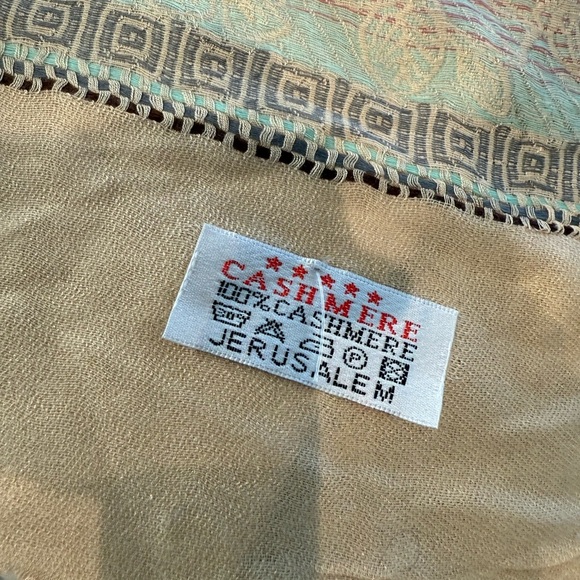 Patterned Women's Cashmere Scarf shawl wrap in Pink and Gray made in Jerusalem - Picture 4 of 9